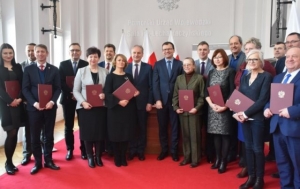 Stegna. Będą miejsca w żłobku. Pani Wójt odebrała promesę 