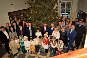 Koncert świąteczny w wykonaniu przedszkolaków w starostwie.