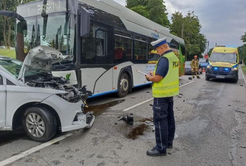 Wypadek z udziałem autobusu miejskiego i samochodu osobowego.