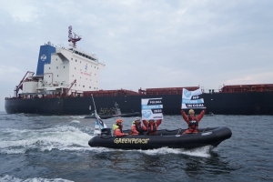 Aktywiści i aktywistki Greenpeace blokują statek z węglem