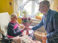 90 urodziny Marii Kozieł. Burmistrz Jacek Michalski odwiedził solenizantkę.