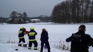 Wchodzenie na lód i zbiorniki wodne jest niebezpieczne i może zakończyć się tragedią.
