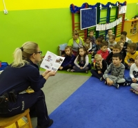 Nowy Dwór Gdański. Nowodworska Policja czyta dzieciom - Bezpieczne ferie