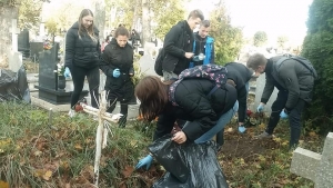 Nowy Dwór Gdański. Uczniowie porządkowali zapomniane groby w ramach akcji &quot;Szkoła pamięta&quot;