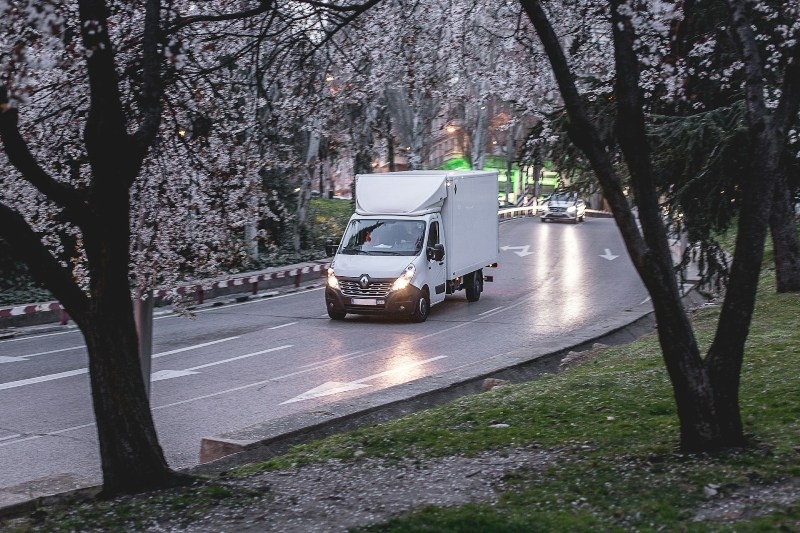 Życie kuriera to nie tylko dostawa paczek i listów. 