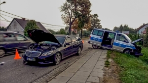 Staranowali radiowóz. Dwóch funkcjonariuszy trafiło do szpitala.