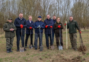 UCZESTNICY AKCJI SADZENIA DRZEWEK W GMINIE SZTUTOWO. 