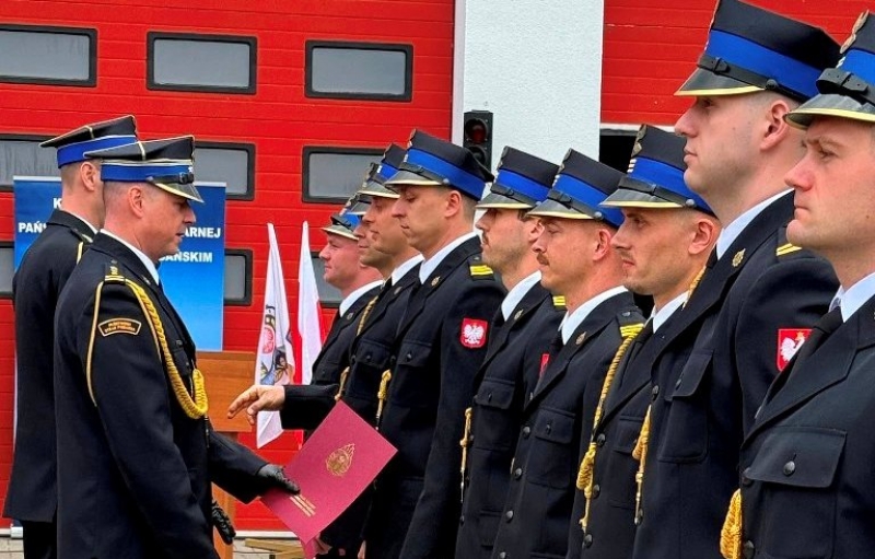 Święto strażaków w Nowym Dworze Gdańskim. Nowy sprzęt za niemal 2 miliony złotych i zasłużone awanse!