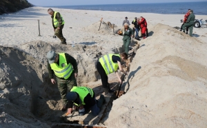 Mierzeja Wiślana. "Niebieskie Berety" przeszukują plażę z pozostałości z okresu II WŚ.