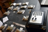 Elbląg: W centrum Elbląga zatrzymali dilera. W jego mieszkaniu policjanci znaleźli 2 kg narkotyków 