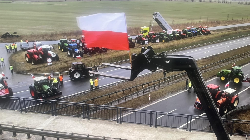 Protestujący rolnicy czekają na zespół parlamentarny na blokadzie na S7 w Kmiecinie.