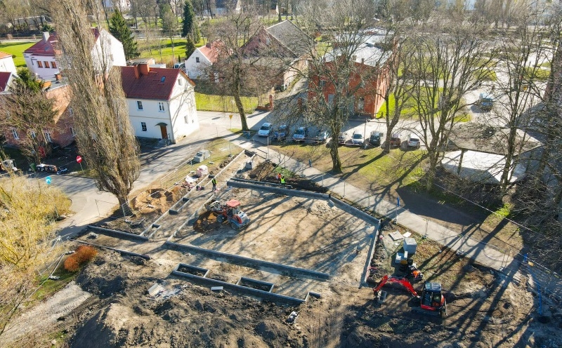 Nowy Dwór Gdański. Nowy plac zabaw i zmiany przy ŻOK-u. Trwa przebudowa przestrzeni w centrum miasta