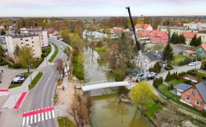 Nowy Dwór Gdański: Przęsło nowej kładki nad Tugą już na miejscu!