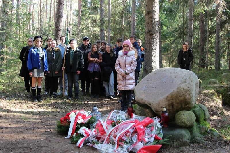 W 82. rocznicę rozstrzelania przez Niemców Polaków z Wolnego Miasta Gdańska uczczono pamięć i złożono kwiaty pod pomnikiem.