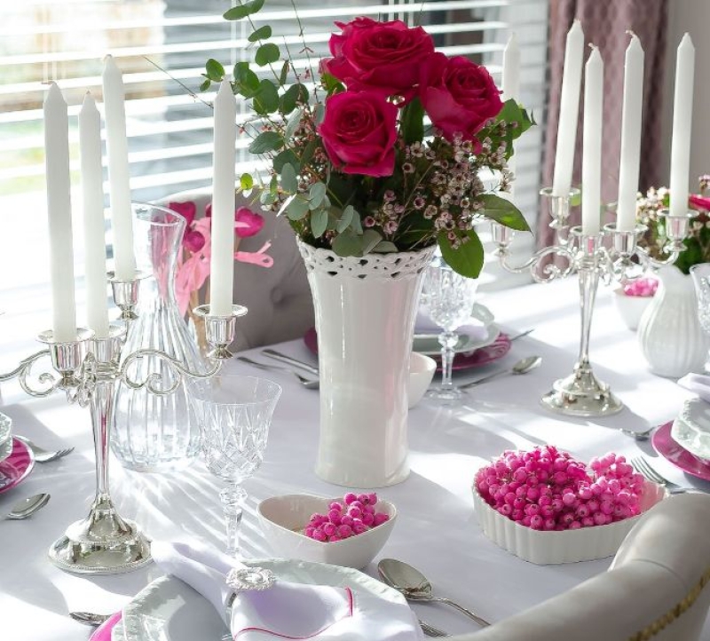 Walentynkowa dekoracja stołu w 4 krokach, czyli jak przygotować romantyczne spotkanie