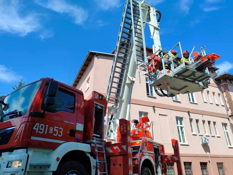 Ćwiczenia strażaków w Nowodworskim Szpitalu: Doskonalenie umiejętności ewakuacji i lokalizacji pożaru