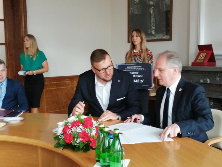 Podpisano umowę na dofinansowanie remontu ulicy Portowej w Kątach Rybackich z Funduszu Dróg Samorządowych.