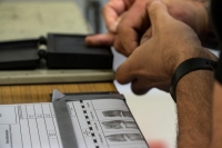 42 - latek ukradł materiały budowlane. Podczas zatrzymania policjanci znależli u niego narkotyki.