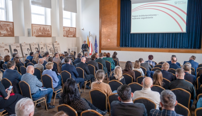 Dyskusja o najmie krótkoterminowym i opłacie turystycznej w Urzędzie Marszałkowskim