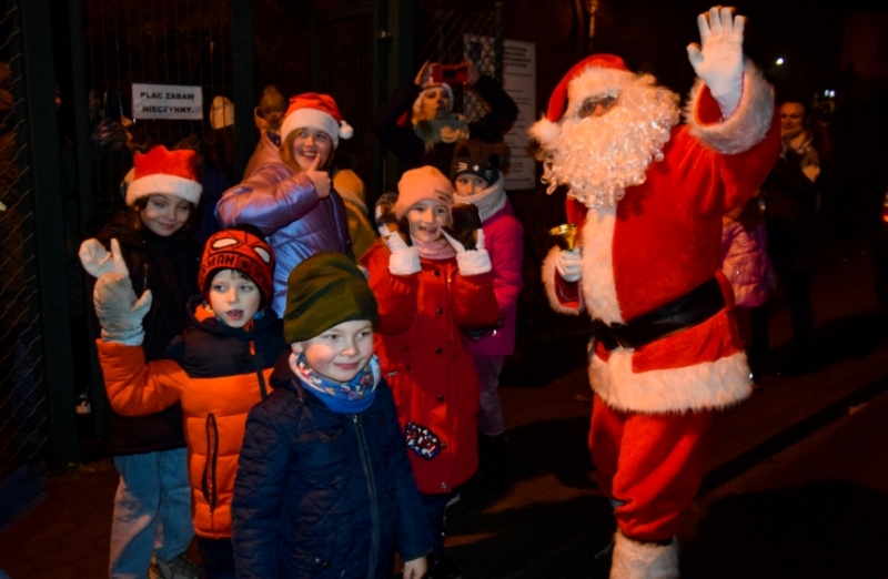 Kakao, pączki, wspólne tańce i przejażdżki bryczką. Mikołaj odwiedził dzieci w Sztutowie i rozdał paczki.