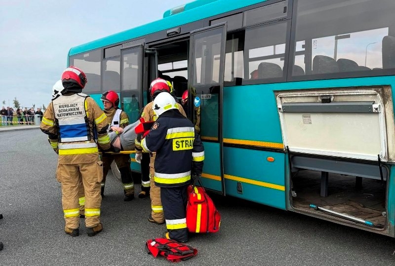 Ćwiczenia służb ratowniczych na stacji paliw MOL w Dworku