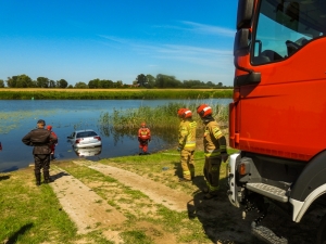 Auto z wody wyciągnęli strażacy