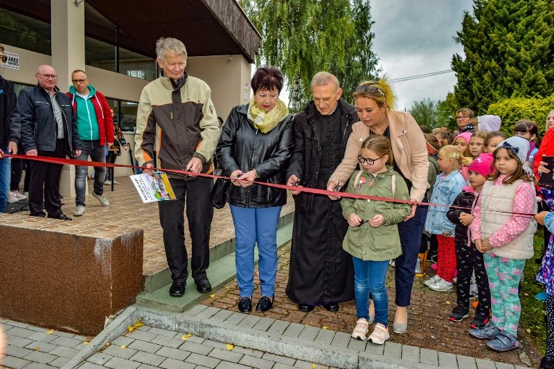 Otwarcie placu zabaw i  festyn rodzinny w szkole w Tujsku.