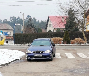 Kąty Rybackie. Mistrzowie parkowania. Stanęła na pasach.