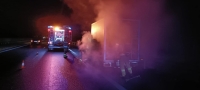 Szybka i skuteczna akcja strażaków. Pożar samochodu na S7 w Kmiecinie bez ofiar