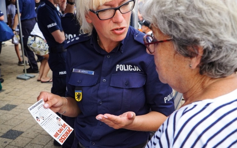 Nowodworscy policjanci ostrzegają przed oszustami wykorzystującymi łatwowierność starszych osób.