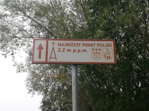 Marzęcino. Dojazd do najniższego punktu w Polsce został w sposób czytelny oznakowany.