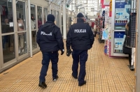 Nowodworscy policjanci prowadzą działania w placówkach handlowych