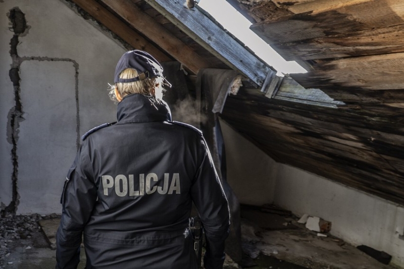 Policja Apeluje ! Podczas niskich temperatur pamiętajmy o osobach bezdomnych, w podeszłym wieku, a także o zwierzętach.