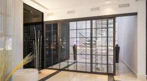 Drzwi przesuwne w stylu loftowym – surowy design w nowoczesnym wnętrzu