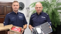 Policjanci ze Stegny dostali defibrylator AED. Sprzęt przekazał samorząd gminy