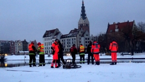 Akcja ratownicza na rzece Elbląg. 59-letni mężczyzna nie żyje (+wideo)