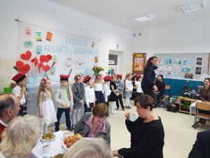 Mikoszewo. Dzień Babci i Dziadka. Rodzinne świętowanie w zerówce.