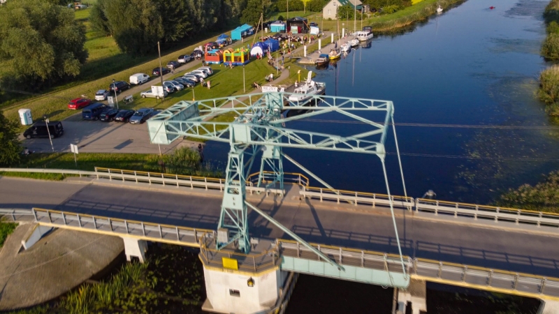 Rodzinny letni piknik nad Wisłą Królewiecką w Sztutowie