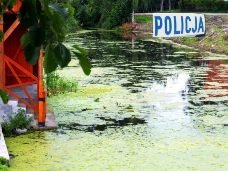 Tujsk. Poszukiwany listem gończym ukrył się w stawie - 8.08.2017