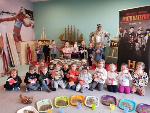 Rekordzista Guinessa z największym żaglowcem z bursztynu odwiedził Przedszkole Mały Europejczyk w Elblągu.