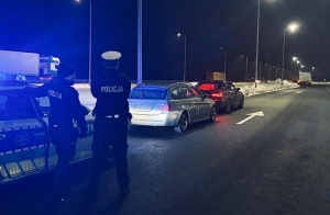 Nowy Dwór Gd. Kierowca z sądowym zakazem i narkotyki u pasażerów - trzech mężczyzn zatrzymanych na drodze S7.